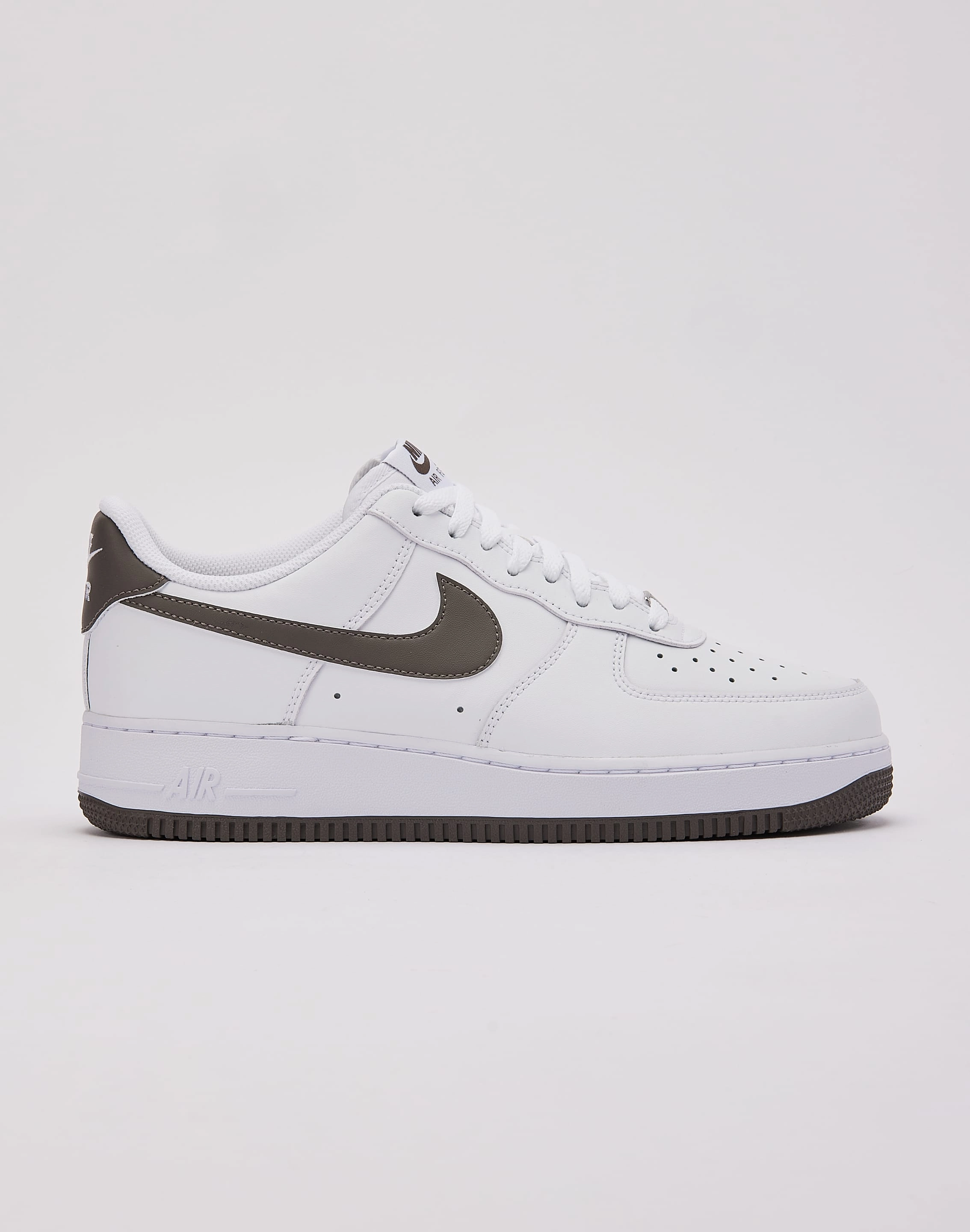 Classic fashion pieces Nike Air Force 1 Low '07 Fashionable options