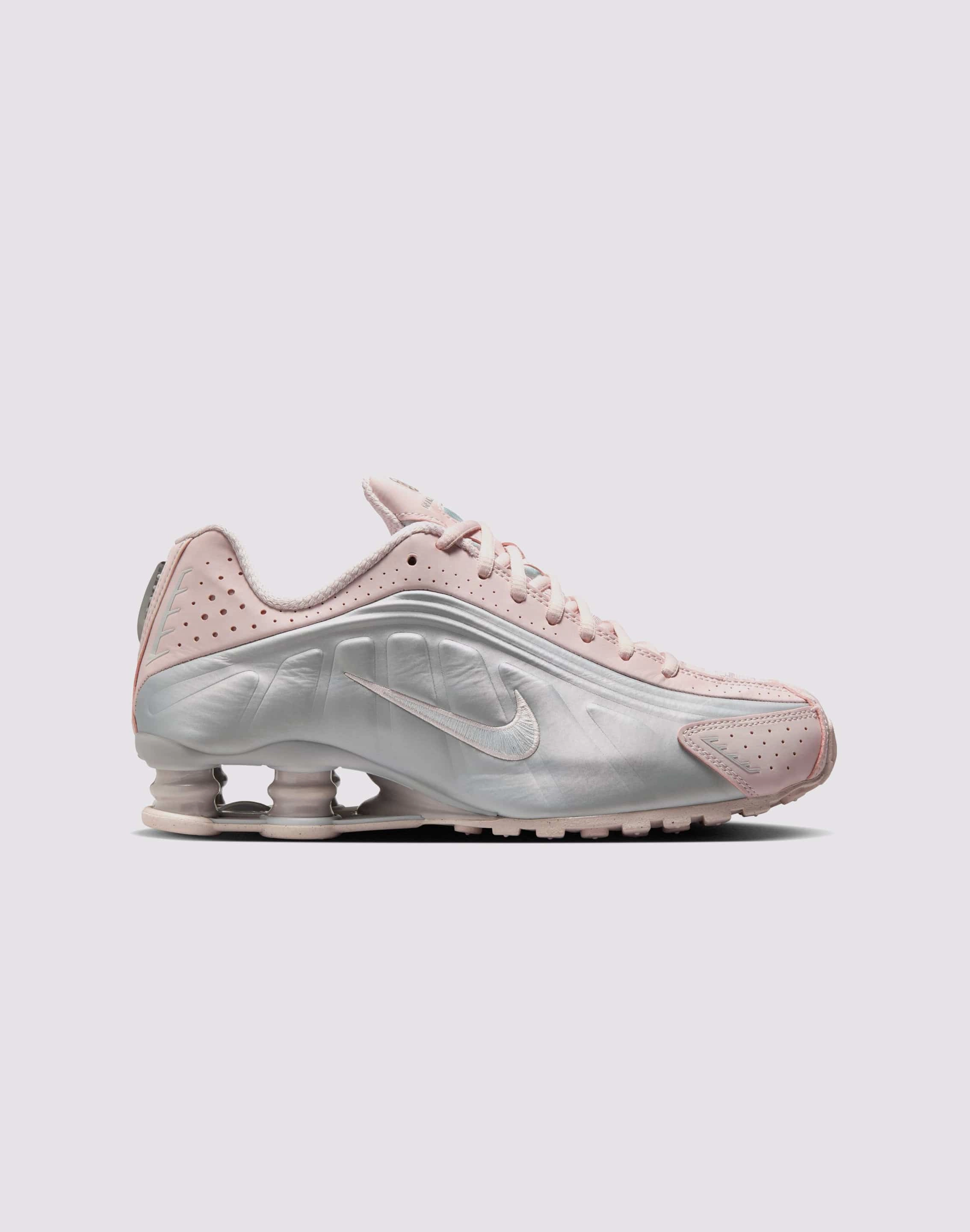 Fashion history Nike Shox R4 "Barely Rose/Mtlc Platinum" Fashion catalog