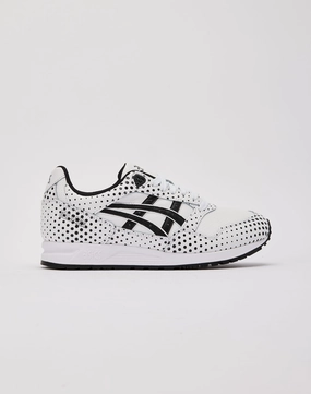 Fashion models Asics GEL-SAGA Ethical fashion choices