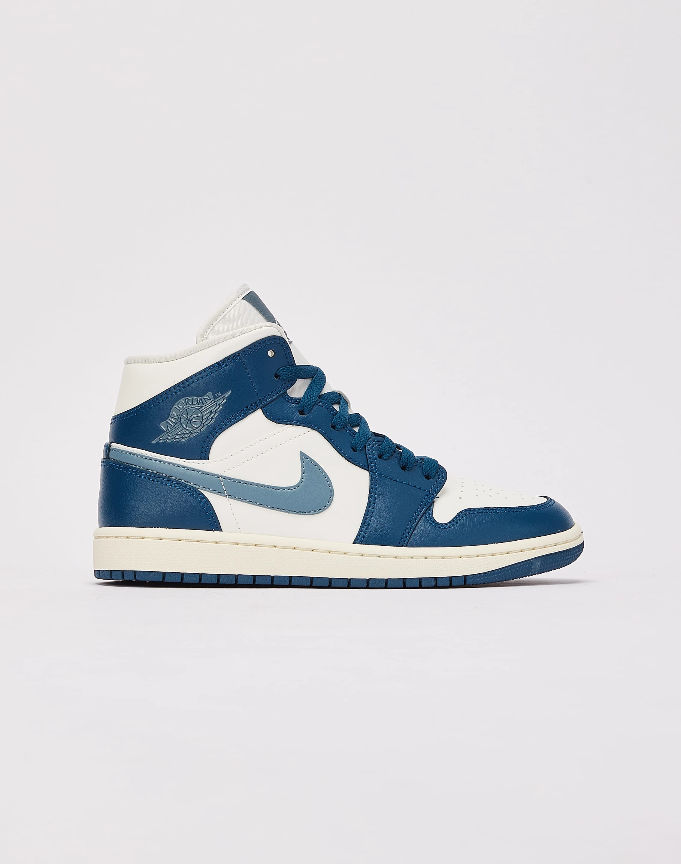 Fashion swaps Jordan Air Jordan 1 Mid Business casual wear